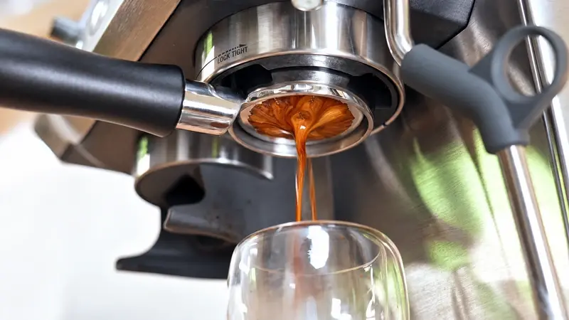 Espresso extracting from a bottomless portafilter
